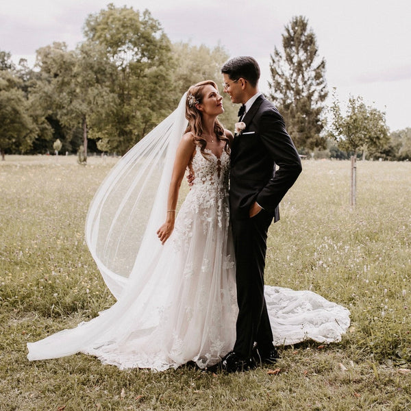 Buyishang Charming A Line V Neck Tulle Wedding Dresses with Appliques