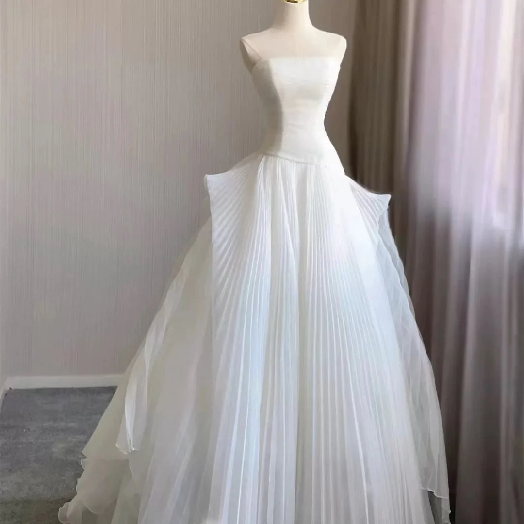 Buyishang Chic Ball Gown Strapless Sleeveless White Tulle Wedding Dresses With Ruffles dress for wedding