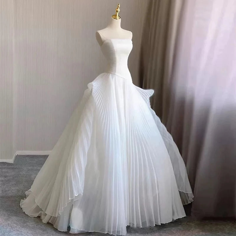 Buyishang Chic Ball Gown Strapless Sleeveless White Tulle Wedding Dresses With Ruffles dress for wedding