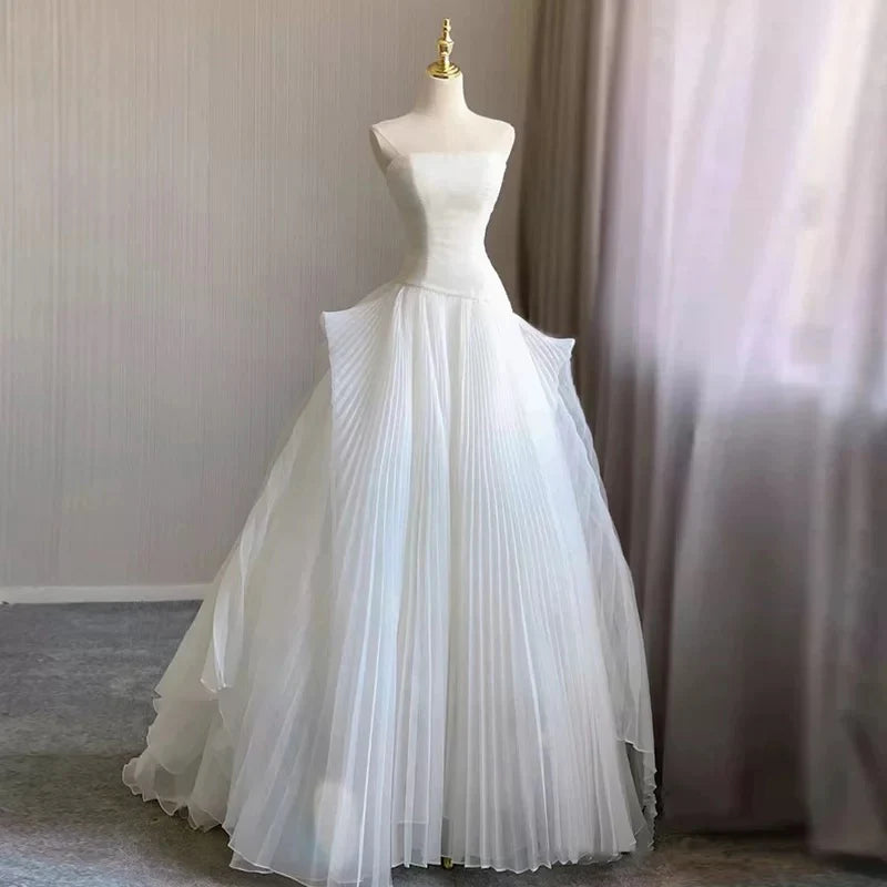 Buyishang Chic Ball Gown Strapless Sleeveless White Tulle Wedding Dresses With Ruffles dress for wedding