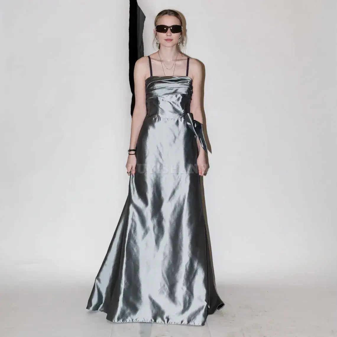 Buyishang Elegant 90's Vintage iconic met gala prom / evening gown in silver New Arrivals
