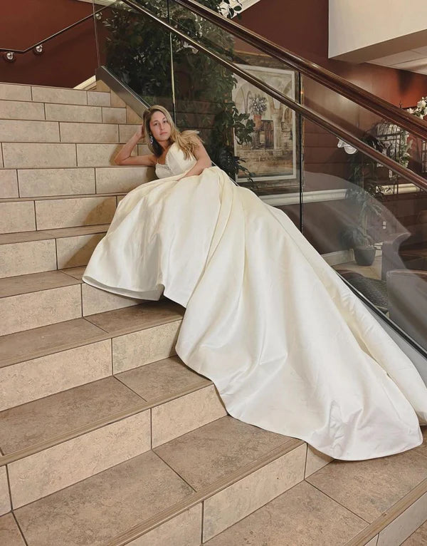 Buyishang Noble A-line V-Neck Chapel Train Satin Wedding Dress With Beading