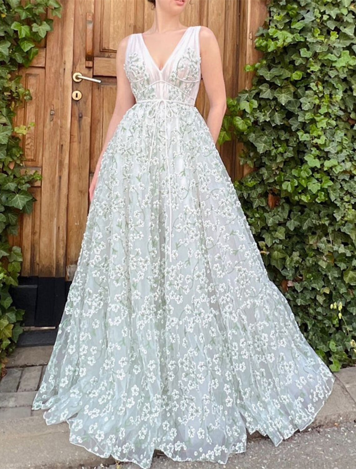 A-Line Evening Gown Floral Dress Wedding Sweep / Brush Train Sleeveless V Neck Tulle with Strappy