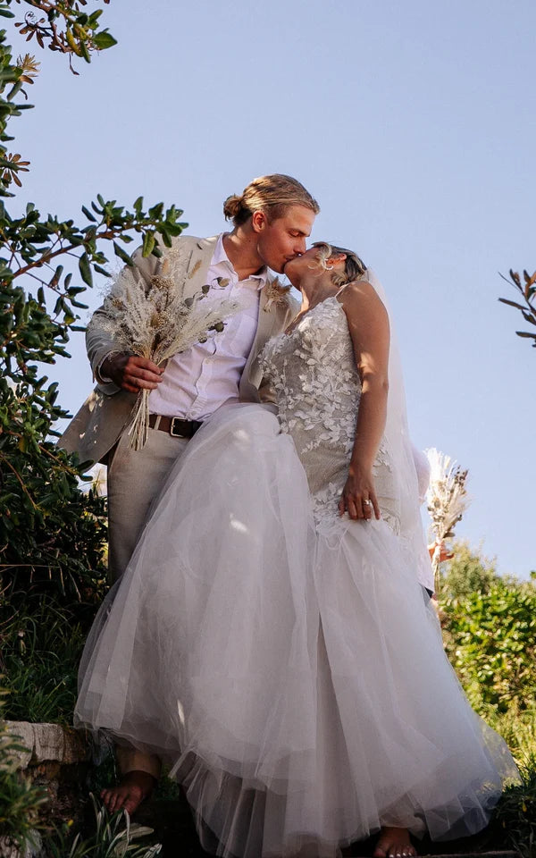 Buyishang Beach Sexy Mermaid Lace Wedding Dress with Tull Court Train V-neck Open Back