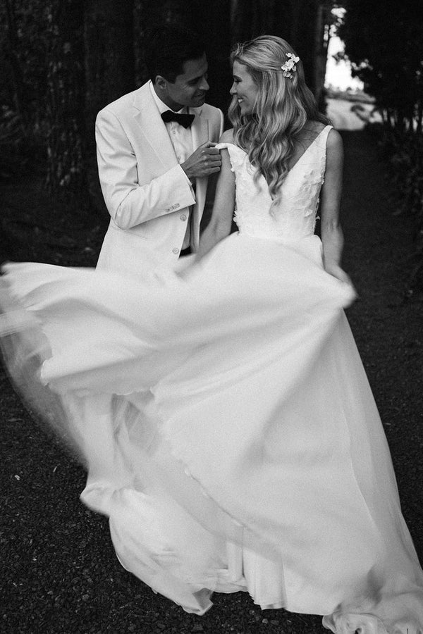 Buyishang Elegant A-Line V Neck White Chiffon Wedding Dress with Appliques