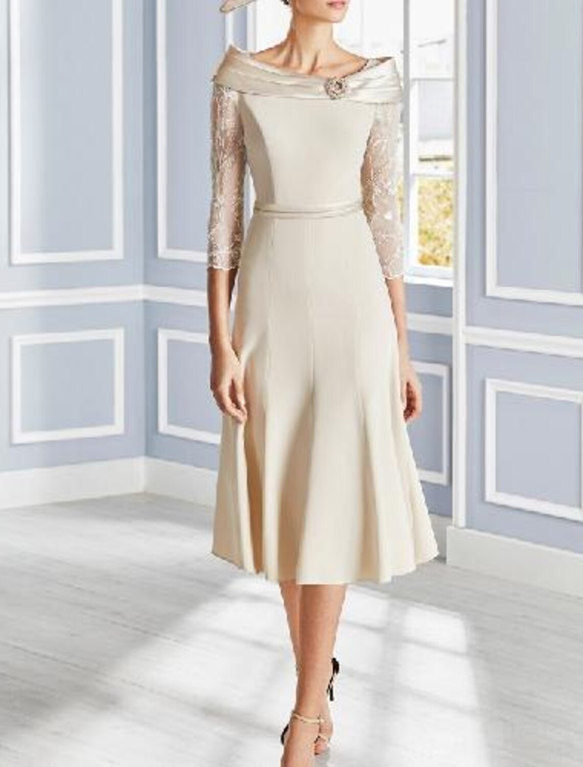 A-Line Mother of the Bride Dress Elegant Jewel Neck Knee Length Lace Stretch Fabric 3/4 Length Sleeve with Appliques