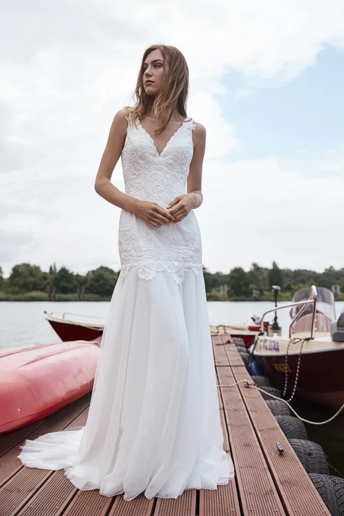 Buyishang Dreaming Lace and Tulle Wedding Dress With Court Train