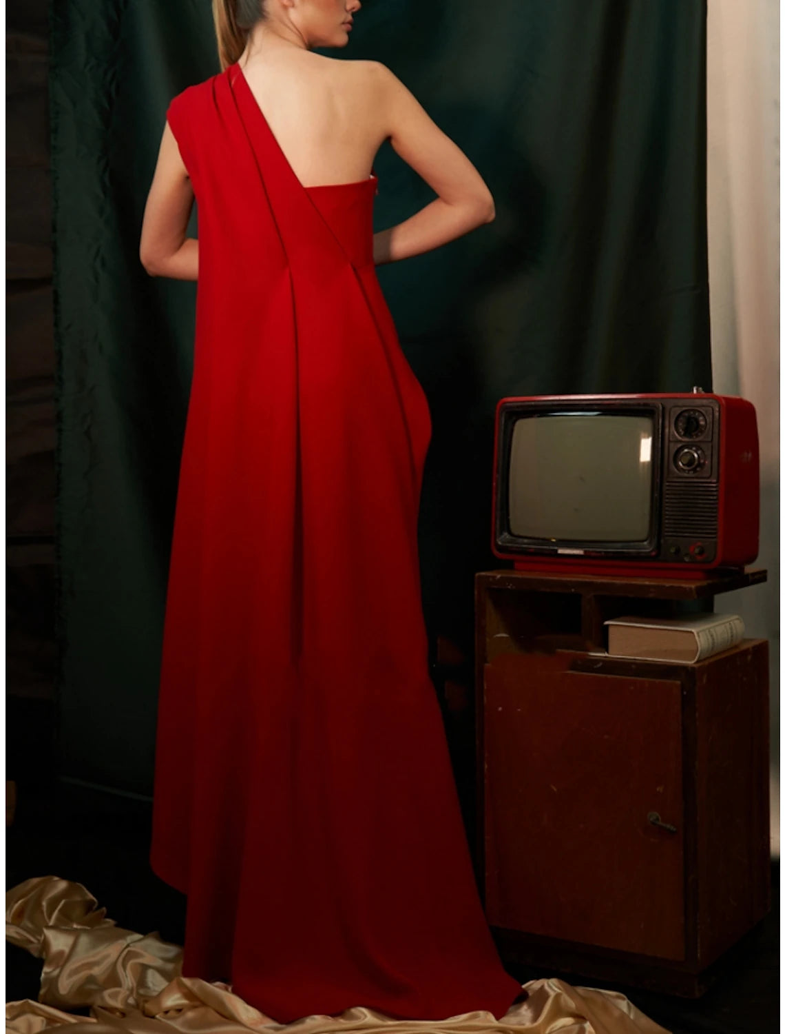 Sheath / Column Evening Gown Red Green Dress Elegant Dress Formal Sweep / Brush Train Sleeveless One Shoulder Stretch Chiffon with Pleats Ruched