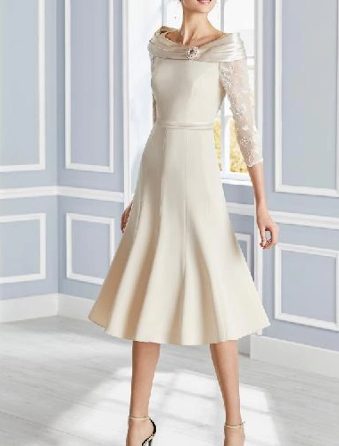 A-Line Mother of the Bride Dress Elegant Jewel Neck Knee Length Lace Stretch Fabric 3/4 Length Sleeve with Appliques