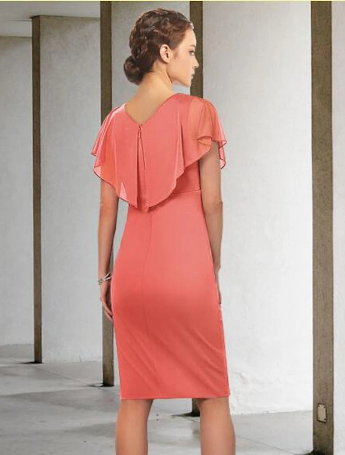 Sheath / Column Mother of the Bride Dress Elegant V Neck Knee Length Chiffon Short Sleeve with Ruched