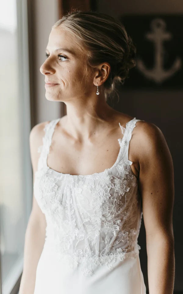 Buyishang Simple White Sheath Modern Upper Body Applique Sweep Train Wedding Dresses