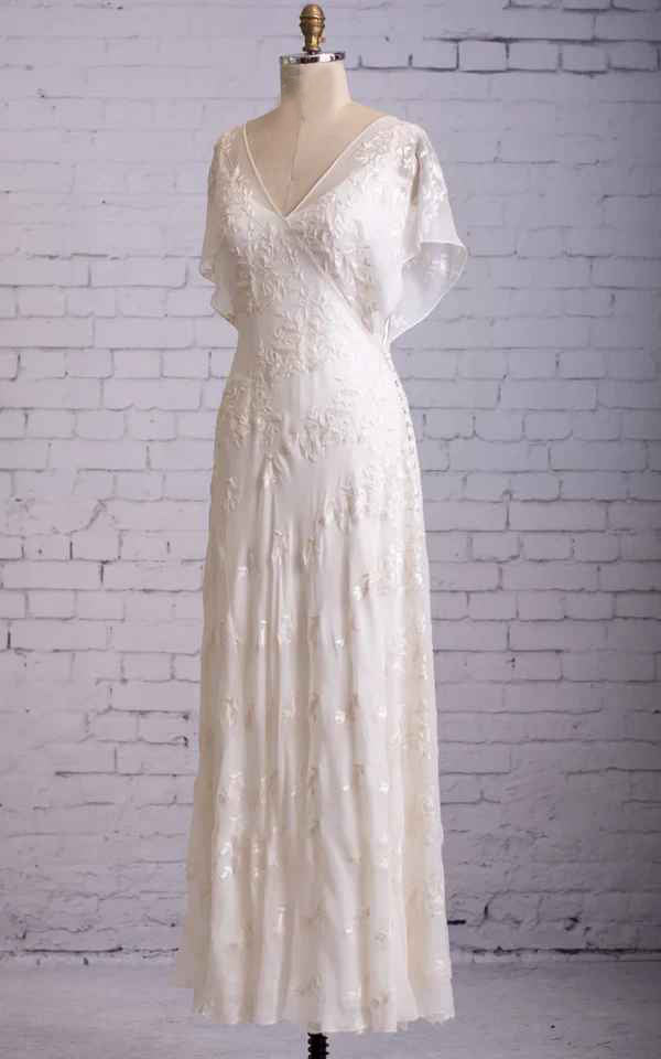 Buyishang Vintage Graceful Floral V-neck V-back Side Button Decorated Lace Wedding Dress With Butterfly Sleeves