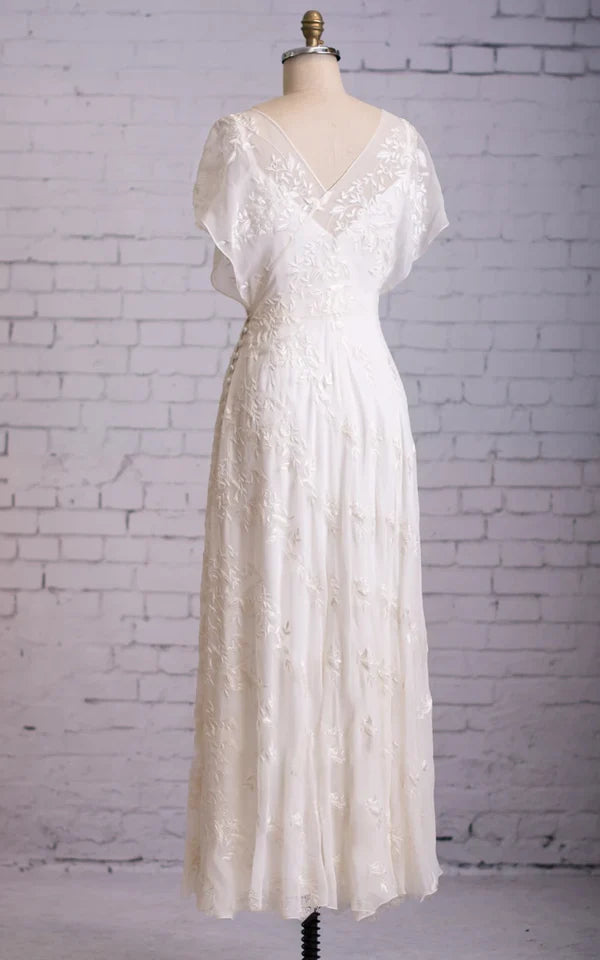 Buyishang Vintage Graceful Floral V-neck V-back Side Button Decorated Lace Wedding Dress With Butterfly Sleeves